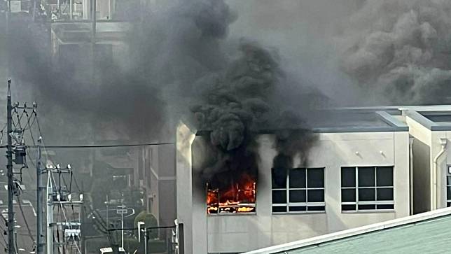 日本名古屋市北區志賀町的市立北陵中學，午後發生火災。翻攝Twitter＠NewsDigestWeb
