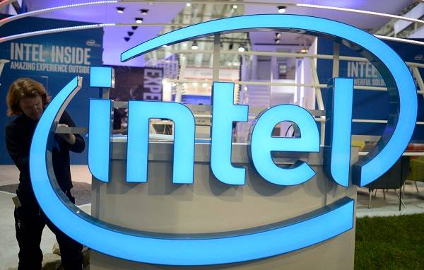 Intel 承認處理器晶片搭載韌體存有安全性漏洞。(圖／路透社)