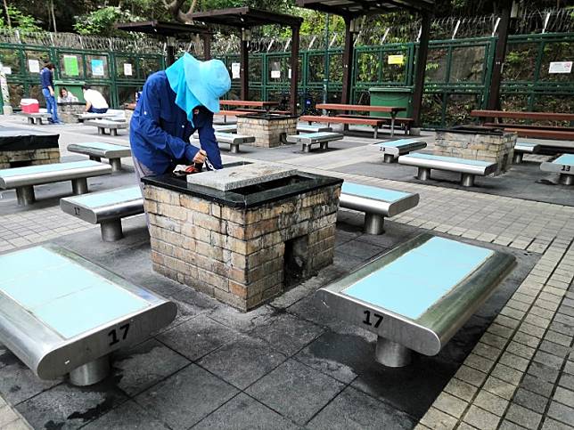 有職員圍封獅子山郊野公園燒烤場內的燒烤爐。（趙瑞麟 攝）
