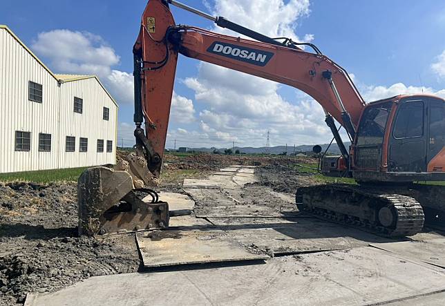 黃男承租外埔區一處約四分地的農地，雇用大型砂石車及挖土機將廢棄物傾倒於農田坑洞內。（記者陳金龍翻攝）