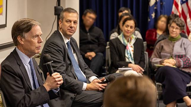 美國駐中大使伯恩斯(左一)3月11、12日訪問香港，在美國駐港澳總領事梅儒瑞（左二）陪同下與美商人士晤談。取自X平台@USAmbChina