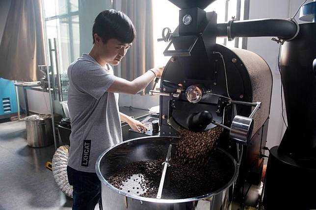 (แฟ้มภาพซินหัว : บาริสตาแปรรูปเมล็ดกาแฟในเมืองผู่เอ่อร์ มณฑลอวิ๋นหนานทางตะวันตกเฉียงใต้ของจีน วันที่ 9 พ.ค. 2018)