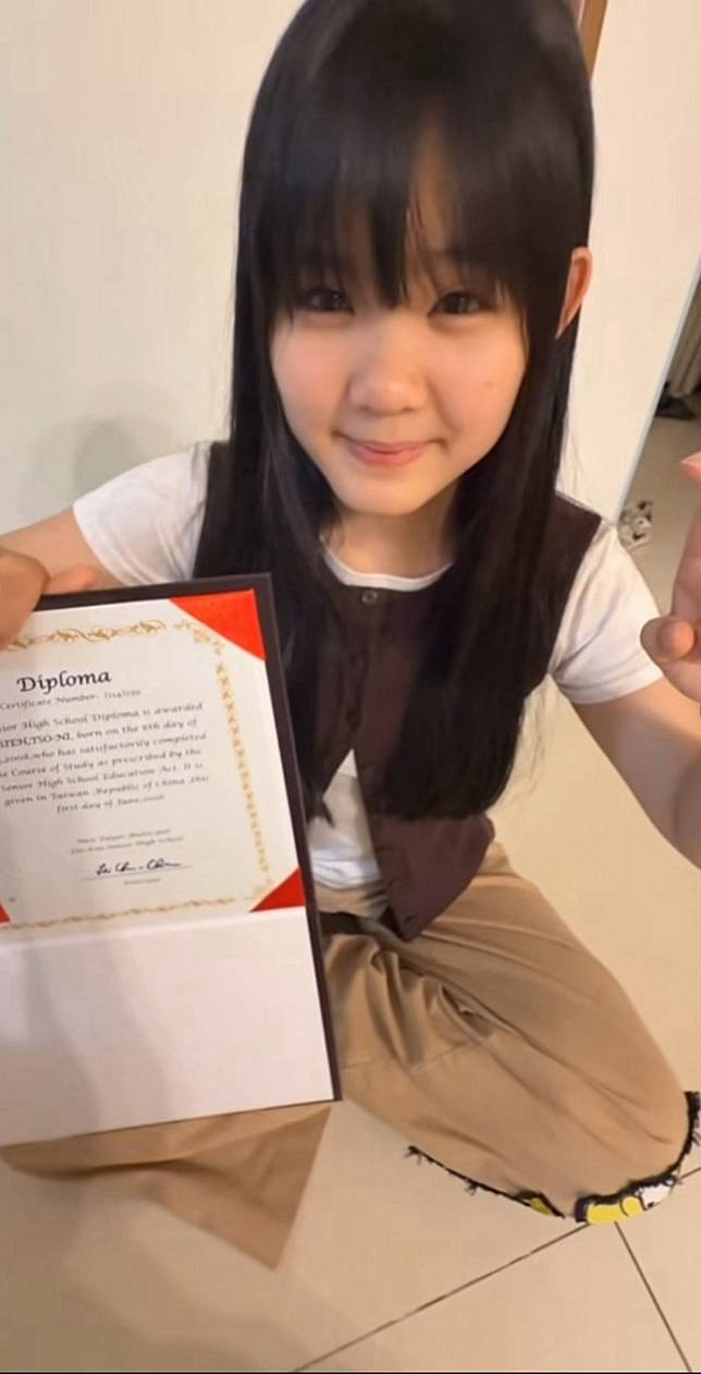 左左曬出畢業證書。(翻攝IG)