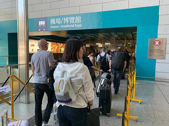 機管局職員在香港站檢查乘客證件 (商台新聞 陳潔攝)