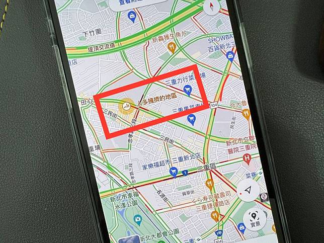 透過Google 地圖掌握出遊人潮擁擠處。(圖／記者周淑萍攝)