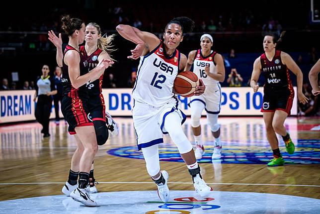 Alyssa Thomas首次入選美國隊，第一場比賽就發揮全能表現。照片來源：FIBA