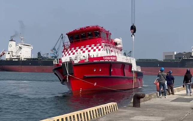 龍德造船製造的自動扶正船，在蘇澳港測試畫面。(圖由讀者提供)