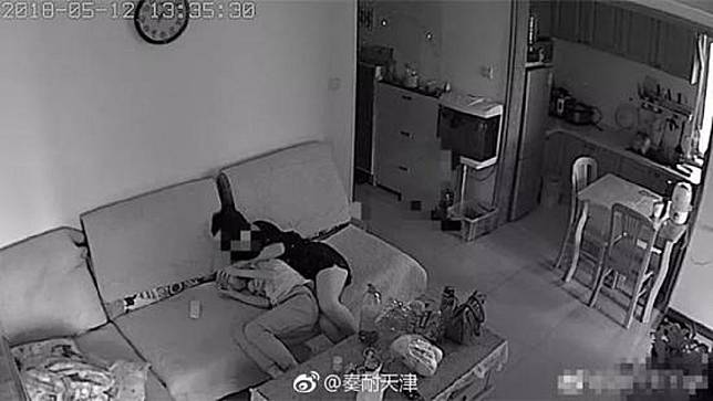 11歲兒被女同學從後方熊抱，父親崩潰問：怎麼辦？(圖／翻攝自微博)