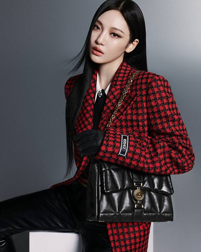 Aespa’s Ningning with Versace Kleio bag (Photo: courtesy of Versace)