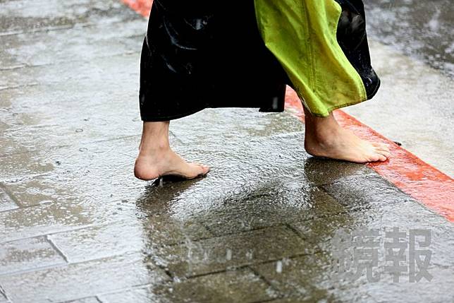 台灣在海島型氣候及季風等影響下，經常碰到下雨的天氣，雨衣是不少人必備的裝備。（示意圖，鏡報姜永年攝）