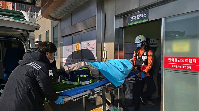 濟州航空一架載有181人的客機降落時發生墜毀，一名獲救者被送往醫院。（圖／美聯社）