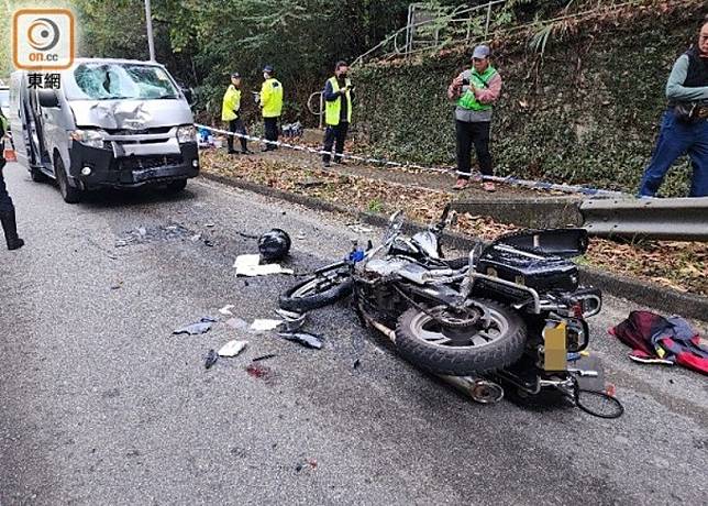 死者駕駛的電單車嚴重損毀。