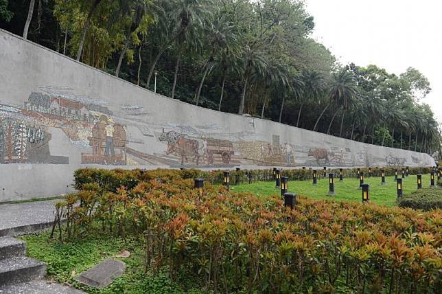 台北劍潭公園的馬賽克壁畫「從農業社會到工業社會」。(蕭文杰提供)