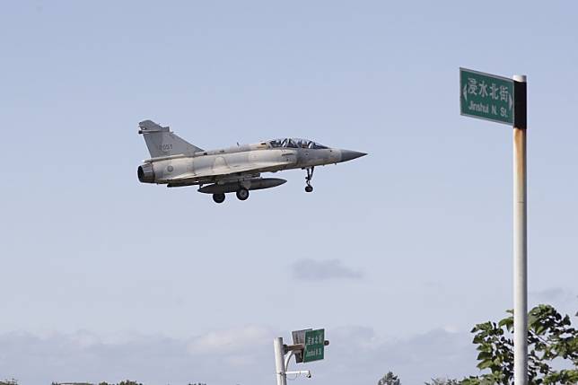 台灣一架戰鬥機從新竹基地起飛，因國防部偵測到有中共軍機軍艦正在台海周遭訓練。（美聯社）