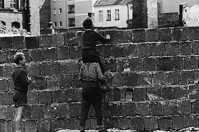 1961年，東德政府開始在西柏林邊界修築柏林圍牆。（AP）