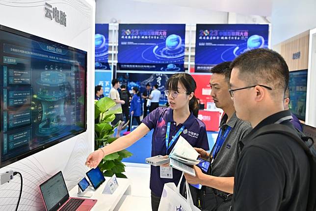 Visitors learn about cloud computer technology at an exhibition on digital technologies at 2023 China Internet Conference in Beijing, capital of China, July 18, 2023. (Xinhua/Li Xin)