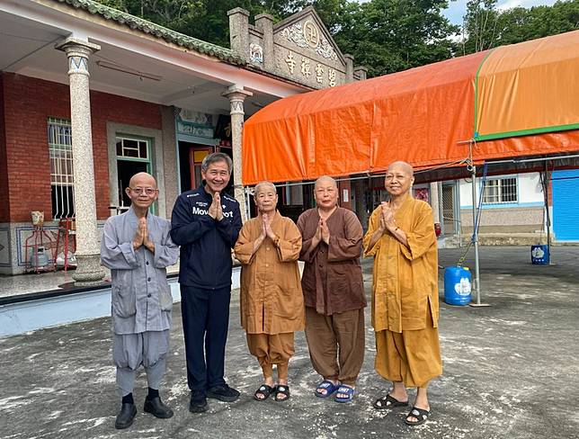 陳文彬與堅守碧雲禪寺的比丘尼師父們合影。(圖翻攝自陳文彬臉書)