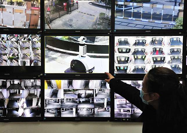 中國上海推出的機器人社區監控系統。（東方IC）