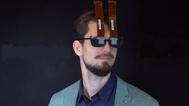 無廠半導體公司NVIDIA與美國史丹佛大學的兩隊研究人員，合作發表了一篇論文展示最新的研究，開發出厚度只有2.5毫米的全球最輕薄VR全息眼鏡。   圖：翻攝自NVIDIA