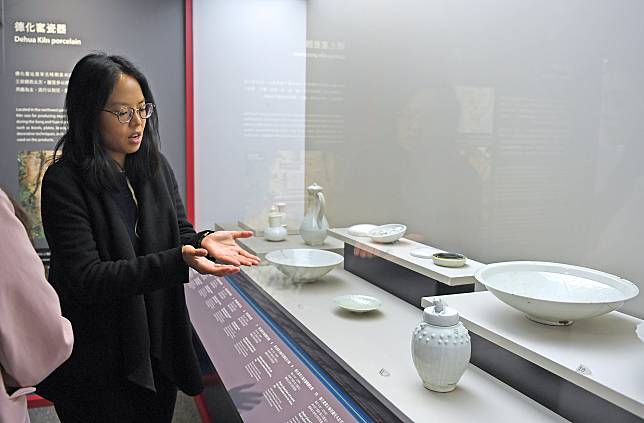 Lee Hiu Wai, assistant curator at the Hong Kong Heritage Discovery Center, talks about relics on show at the exhibition &ldquo;Launch from Greater Bay Area: Nanhai I Shipwreck &amp; the Maritime Silk Road&rdquo; on Nov. 28, 2024. (Xinhua/Chen Duo)