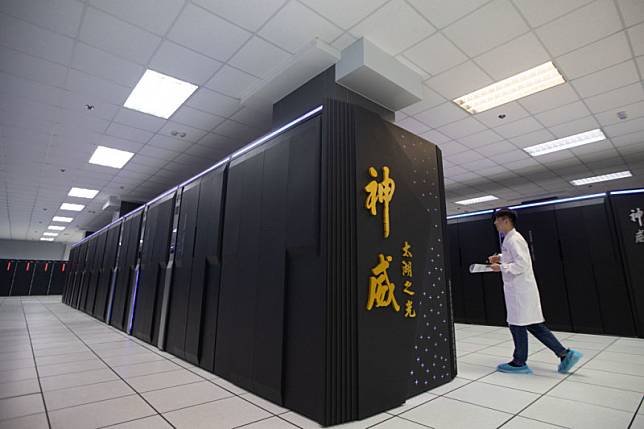 在中國江蘇省無錫市蠡園經濟開發區國家超級計算無錫中心內，工作人員在超級計算機「神威·太湖之光」旁工作。 圖 : 翻攝自中新社