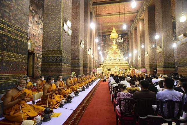 ประมวลภาพ ชาวพุทธแน่นขนัด ร่วม ‘สวดมนต์ข้ามปี’ วัดพระเชตุพนวิมลมังคลาราม