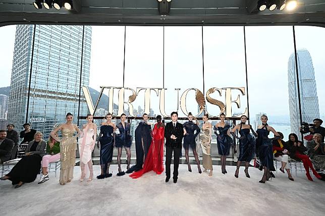 《VIRTUOSE：高級訂製服的藝術》開幕禮 - 香港特別行政區政府政務司副司長卓永興（左3）及香港時裝設計師協會主席楊棋彬（右3）與4位國際高訂時裝設計師合照