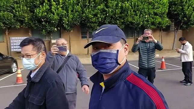 王貴鋒前年在法院接押庭交保1.5億元，他3小時就搬來。資料照。讀者提供