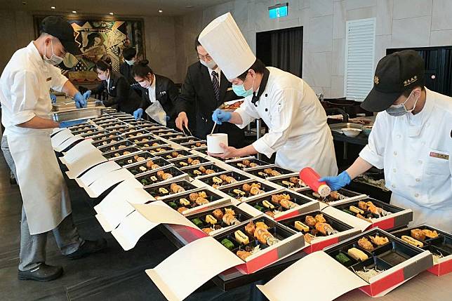 台中市食安處表示，漢來海港自助餐廳日前傳出有49人用餐後出現嘔吐、腹瀉等症狀，共12人就醫，稽查人員在餐廳現場查獲多起缺失項目。（取自漢來海港自助餐廳臉書）