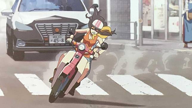 《天氣之子》中，須賀夏美騎著Super Cub 110在路上狂飆。（翻攝自Yahoo Japan）