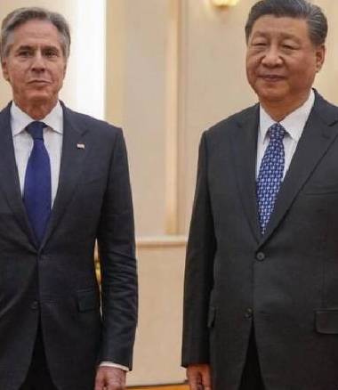 美國國務卿布林肯（左）與中國領導人習近平（右）在北京進行會談。 圖：翻攝自 X（前推特）