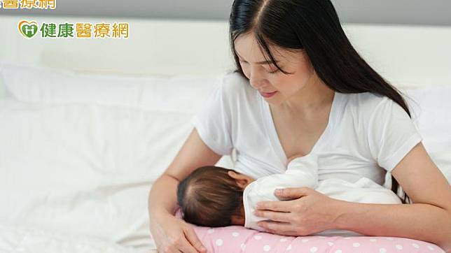 新手媽媽們迎接寶寶後關卡不少，現今大多鼓勵女性哺餵母乳，然而餵母乳並不是一件容易的事情。