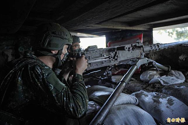 機槍兵於八里地區設立的地堡內待命。(資料照，記者涂鉅旻攝)