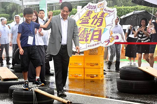總統賴清德出席「2025盡情遊戲日凱道無極限」活動，與小朋友一同玩樂。（張哲偉攝）