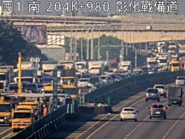 國1彰化戰備道北上車道聯結車碰撞，後方大塞車。(翻攝高速公路1968)