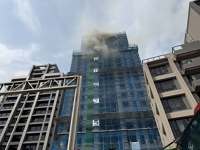 新北市蘆洲區中正路某建案工地3日下午發生火警， 為地上17層、地下4層新建大樓，消防局派遣人車前 往搶救。 （翻攝照片） 中央社記者王鴻國傳真　115年6月3日