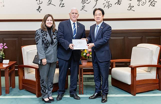 賴清德總統（右）17日接見美國前副總統彭斯(Mike Pence，中)。(圖：總統府flickr)