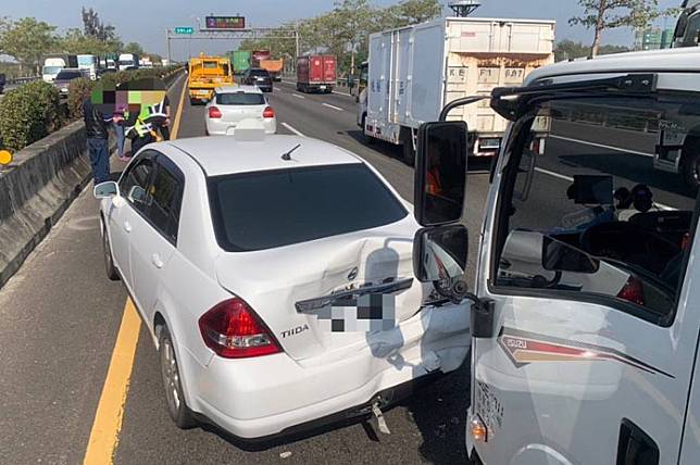 4車追撞1人輕傷送醫，警測各造當事人均無飲酒情形。記者陸瓊娟翻攝