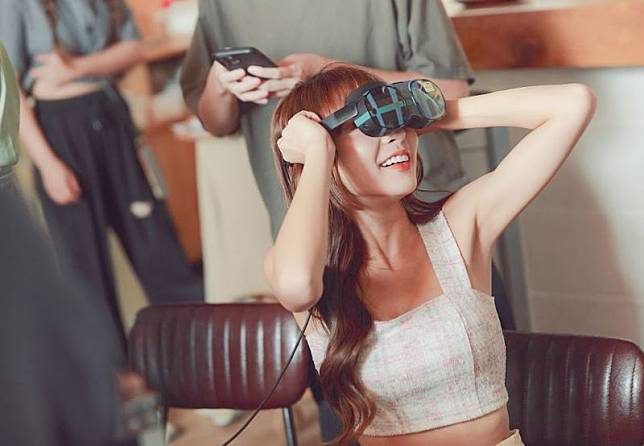 林襄即將推出《林襄沉浸式寫真》，還可用VR眼鏡和林襄互動。（莉奈文創提供）