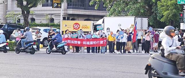 國民黨國會改革全國同步行動高雄場在苓雅區五福路及和平路口登場，上百名民眾用軟性的方式表達支持國會改革的訴求。（記者吳文欽攝）