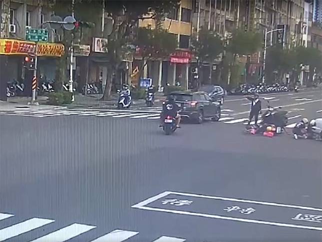 高雄市苓雅區成功一路與海邊路口發生車禍，造成陳姓女童送醫後仍傷重不治。 (記者張翔翻攝)