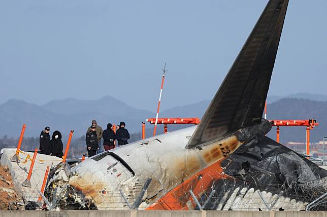 美國國國家運輸安全委員會專家31日抵達務安機場，視察飛機殘骸。（美聯社）