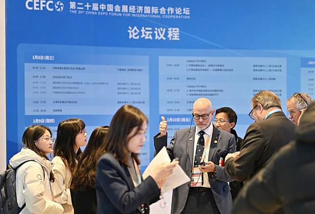 A participant tests his interpretation device during the 20th China Expo Forum for International Cooperation in Tianjin, north China, Jan. 9, 2025. (Xinhua/Li Ran)