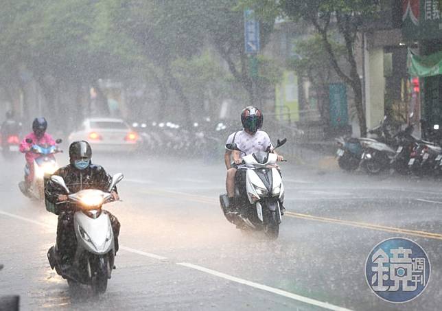 今（18日）中央氣象署對9縣市發布大雨特報，上班族在大雨中通勤表示相當崩潰。