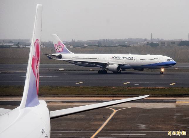 中華航空今天從桃園飛往上海浦東的班機接獲「詐彈」！當下通報並調派他架航機支援，目前該航班在晚間6點19分平安降落。(資料照，記者朱沛雄攝)