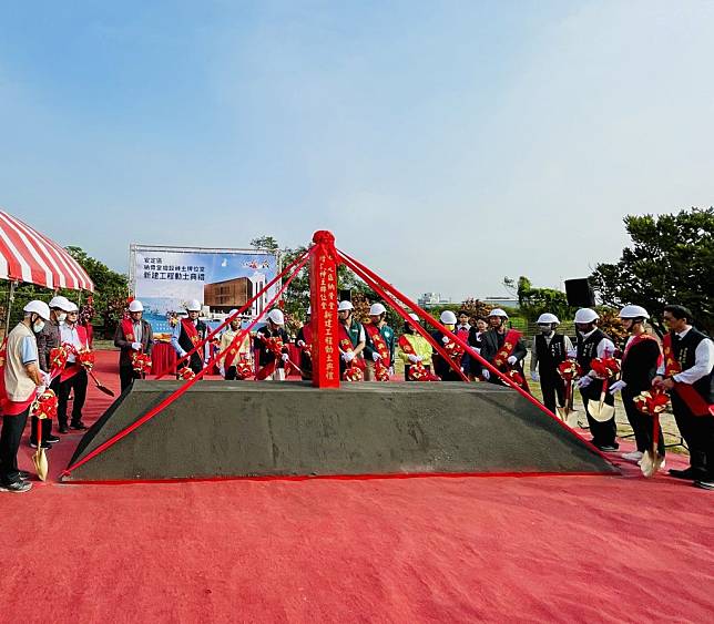 安定納骨堂十三日舉行新建神主牌位堂工程動土，預計一一四年完工。(安定區公所提供)