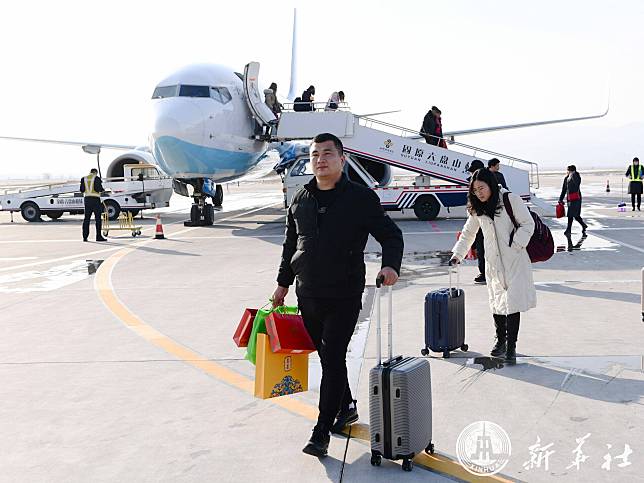 หนุ่มจีนคนขยันกลับบ้านฉลองตรุษจีนพร้อมหน้าครอบครัว