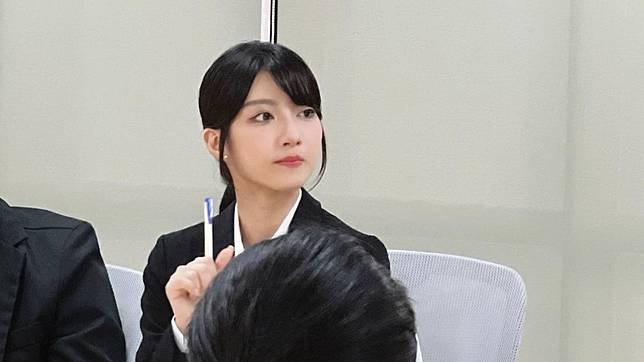 台鋼啦啦隊女神一粒演出小男孩樂團新歌MV，更打扮上OL，模樣相當清新秀麗。（圖／滾石唱片提供）