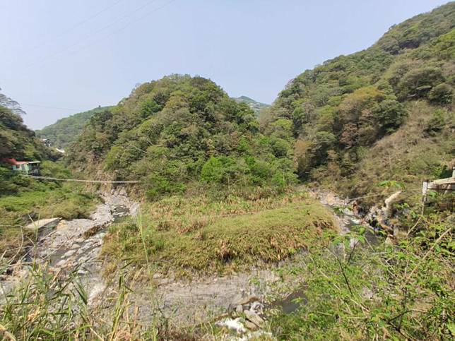 沿著那羅灣溪畔前行