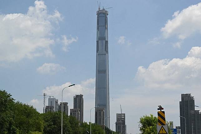 中國天津的「天信華創117大廈」於7月14日仍在興建中。（法新社）